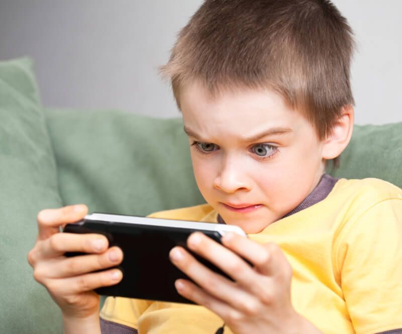 عوارض بازی با گوشی و تبلت برای کودکان چیست؟ | آسانیسم