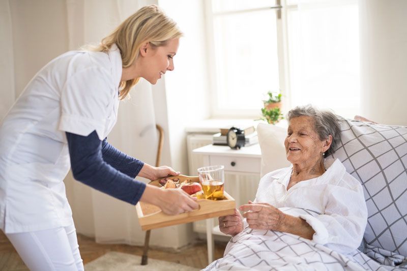 خدماتی که پرستار خانم جهت سالمند ارائه می دهد
