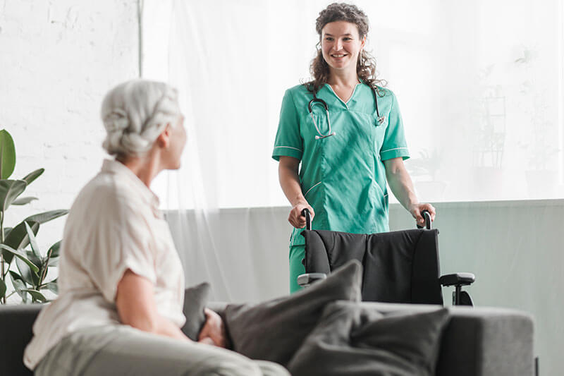 استخدام پرستار خصوصی سالمند در منزل و بیمارستان