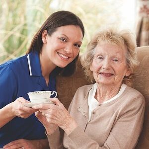 پرستار زن برای سالمند