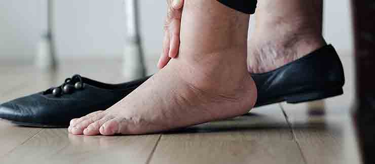 چرا پای سالمندان درد میگیرد