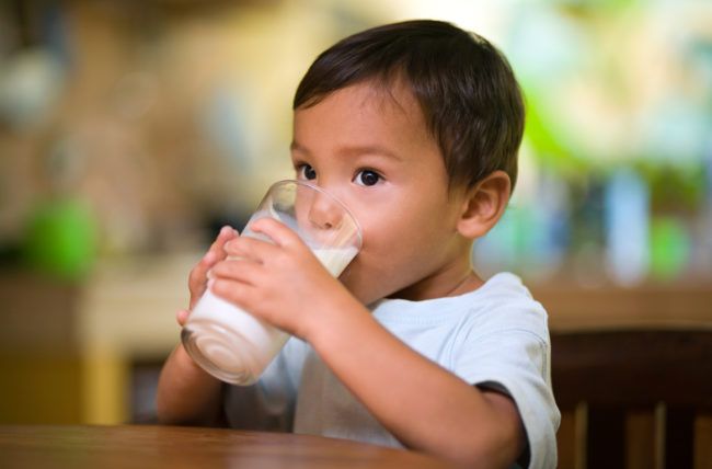 نوشیدن مایعات برای درمان استفراغ در کودکان