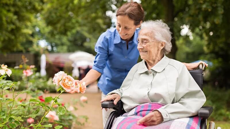 هزینه خانه سالمندان بیشتر است یا پرستار سالمند