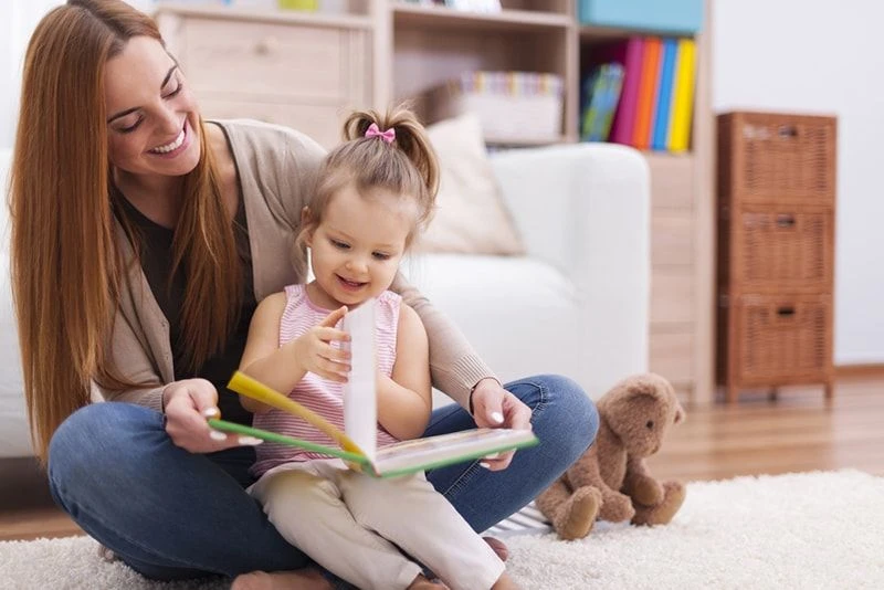 فواید کتابخوانی کودک با پرستار