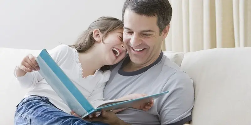 کتابخوانی کودک با پدر