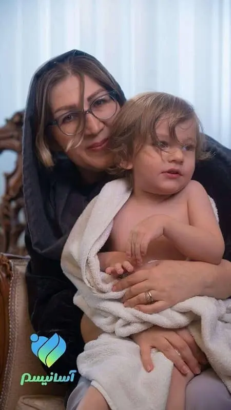 پرستار کودک تهران، نوزاد را بغل کرده