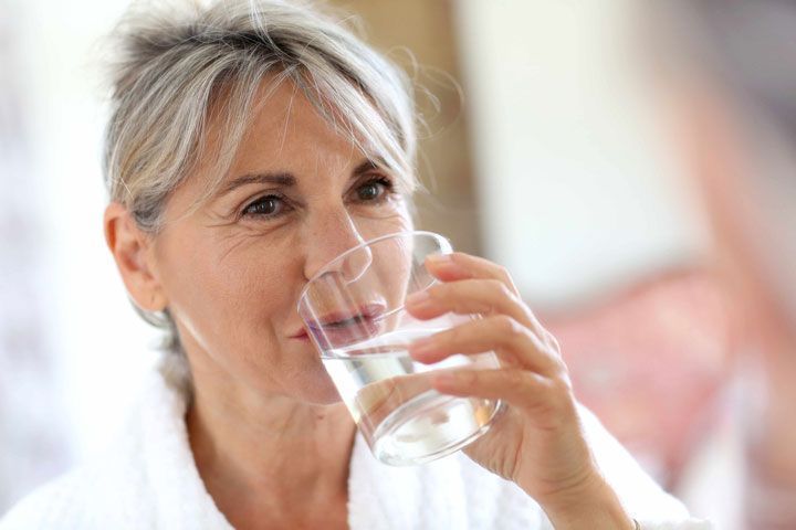 درمان خشکی دهان با مصرف آب