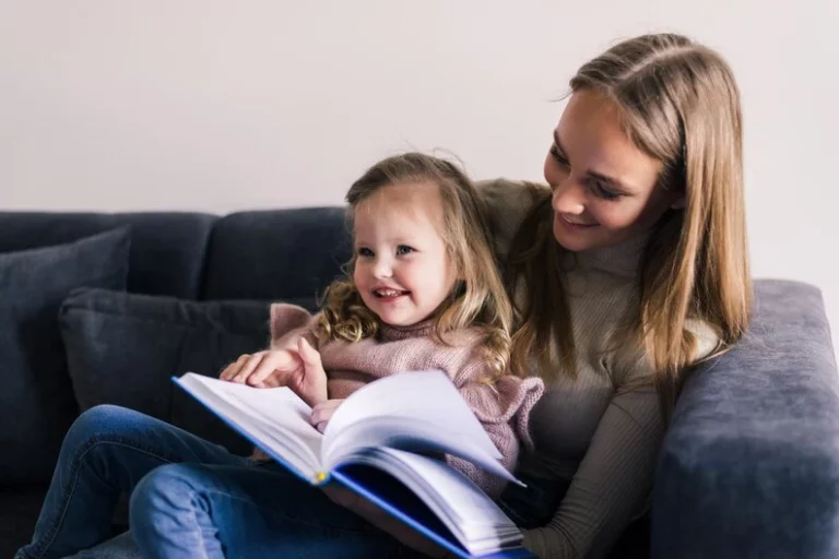 پرستار کودک در تهران برای کودکی کتاب میخواند.