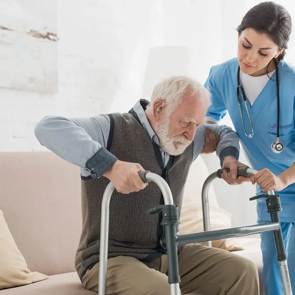 با استخدام پرستار سالمند نگران بلند شدن سالمند نباشید