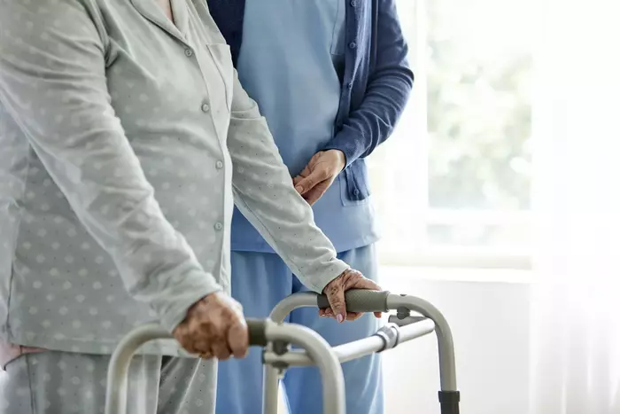 مراقب سالمند در کرج برای افرادی که مشکل راه رفتن دارند