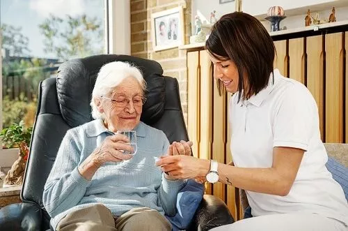 استخدام پرستار در منزل برای افراد مسن
