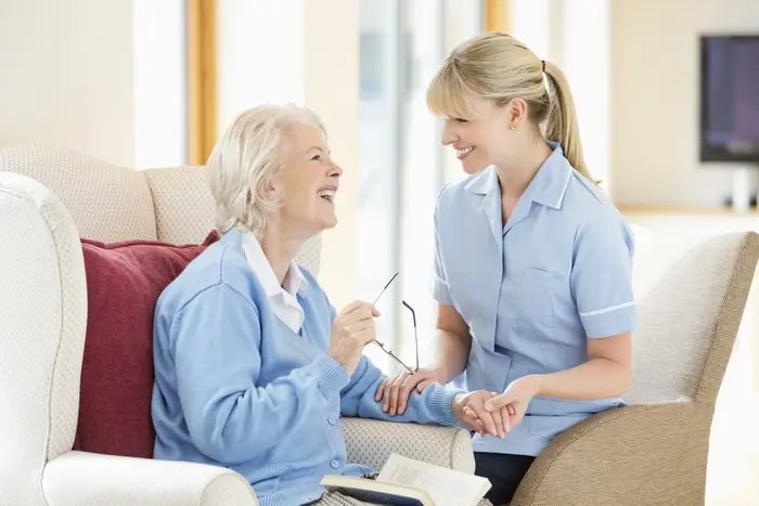 خدمات مراقبت و نگهداری از سالمند در منزل