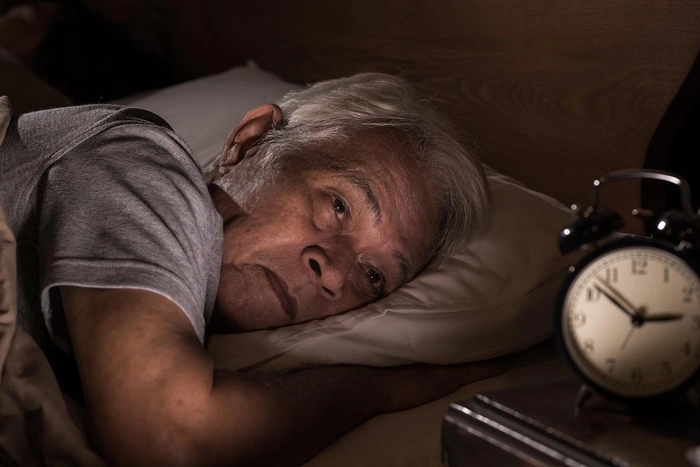علائمی که نشان میدهد مراقبت از سالمند در شب نیاز است