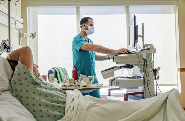 پرستار بیمار در بیمارستان امام خمینی تهران