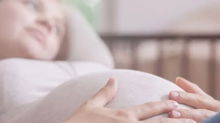 استراحت یکی از درمان های لکه بینی در بارداری است